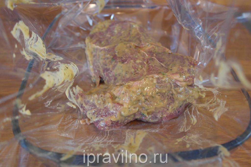Oksekjøtt er tilberedt   senneps saus   legg kjøttet i en pose (erm) for baking